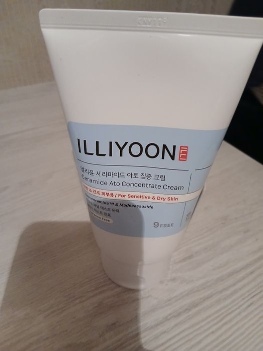 Крем для лица и кожи с керамидами.