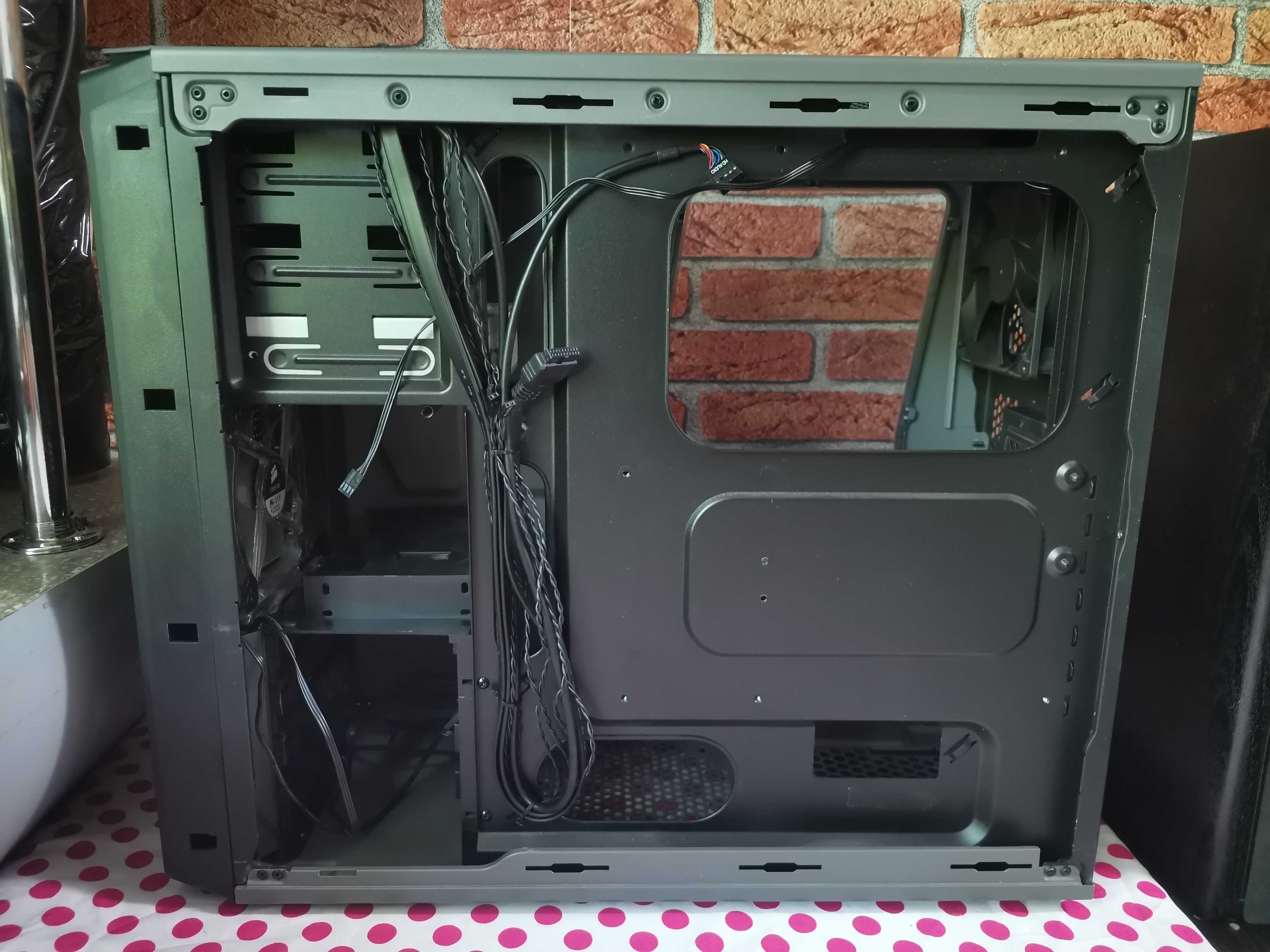 Carcasa Corsair Graphite 230T Window.