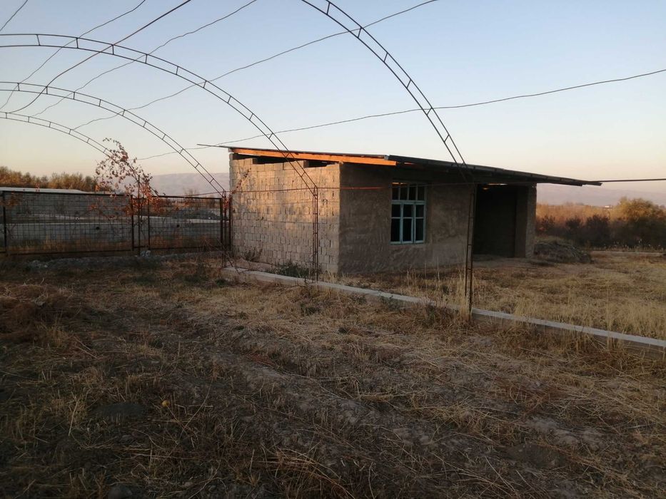 Qurilishi bitmagan uy sotiladi