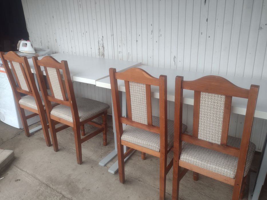 Mese și scaune din lemn masiv