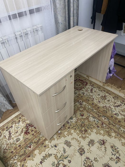 Продается писменный стол 2 шт цены разные