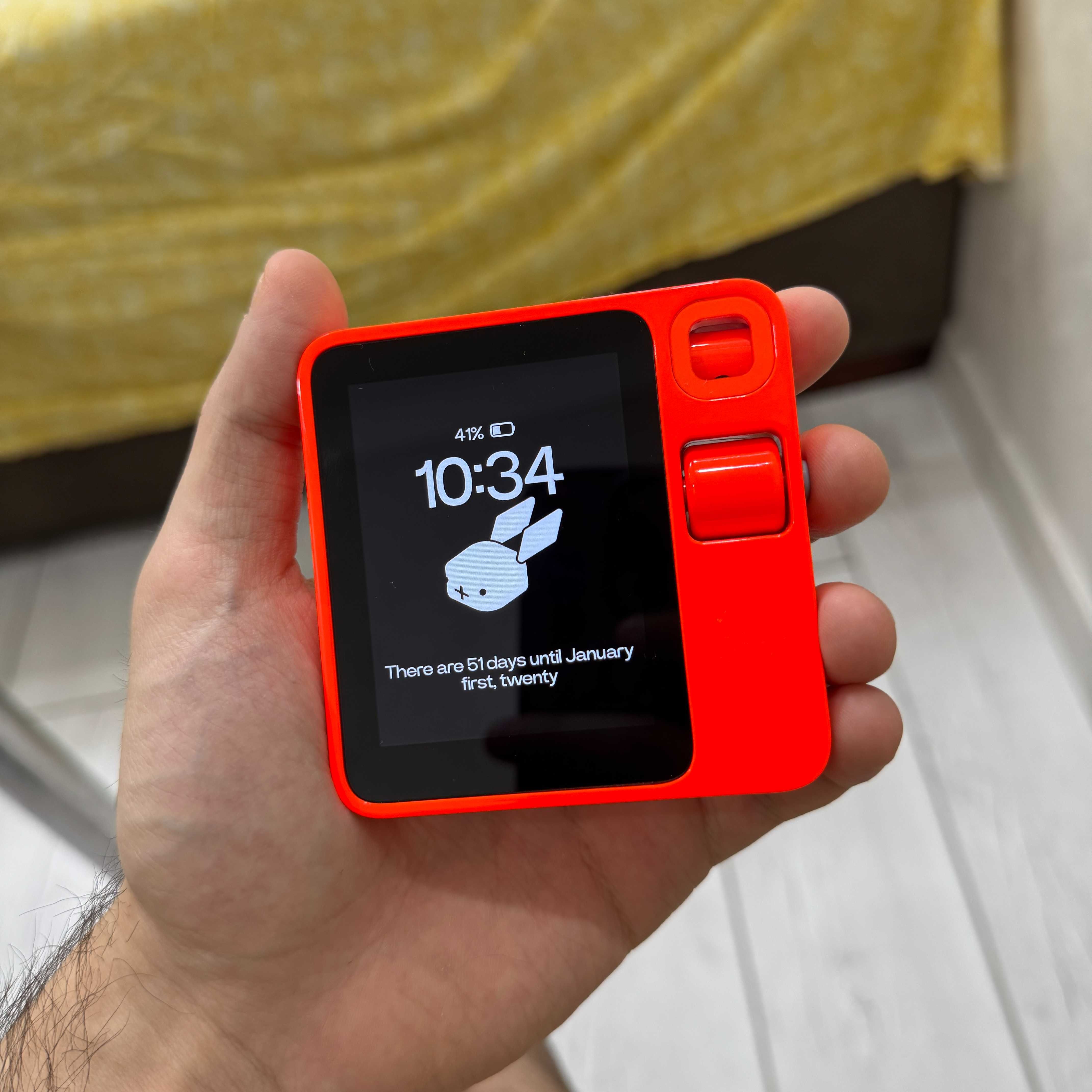 Rabbit R1: Персональный помощник с искусственным интеллектом