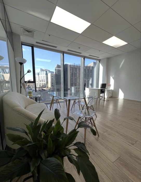 Продам стеклянный стол со стульями