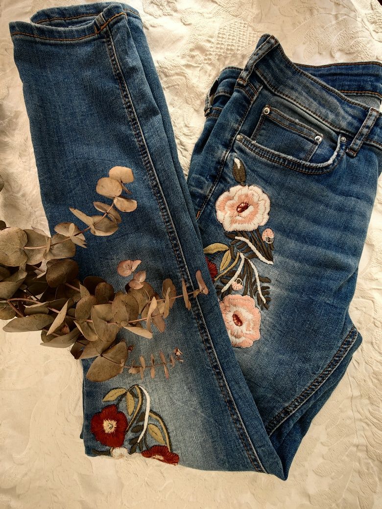 Дънки Zara с флорална бродерия номер 40 эластични