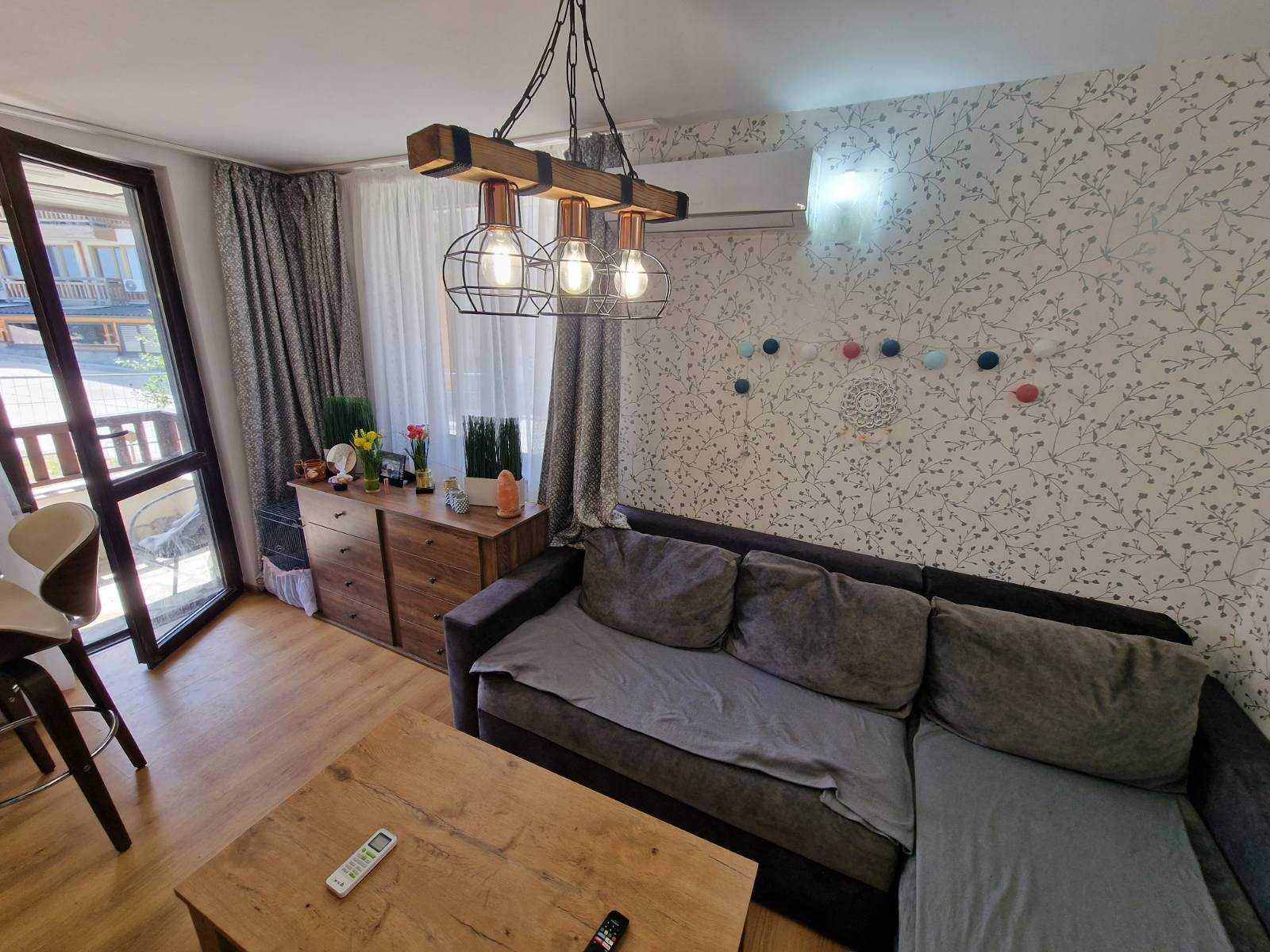 Артистично обзаведен двустаен апартамент за продажба в к-с Роял Парк