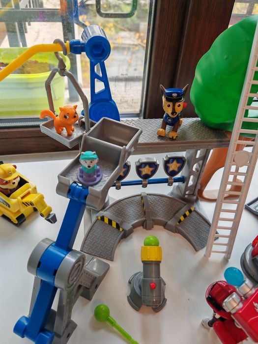 Пес патрул голям пожарникарски камион ѝ спасяване на котка