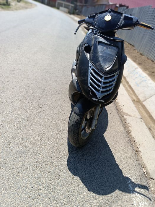 vând scuter Aprilia 125cc (fac și schimb cu cros și atv 125 cc)