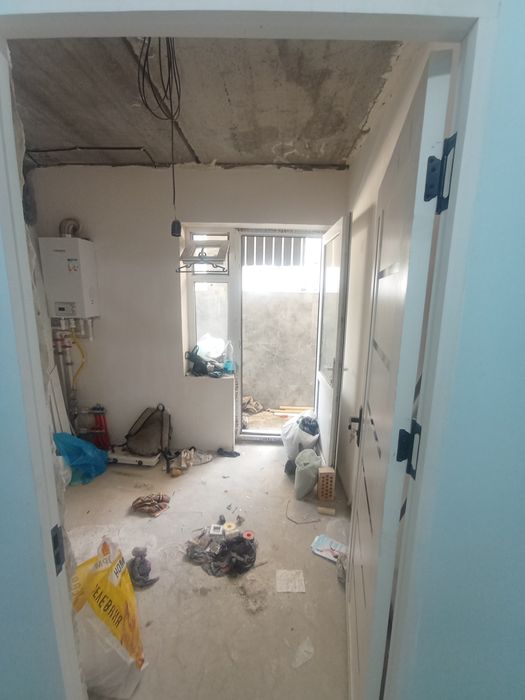 Qoyliq ota masjidi orqasida 1 xonali yangi bitgan uy minus 1 etajda