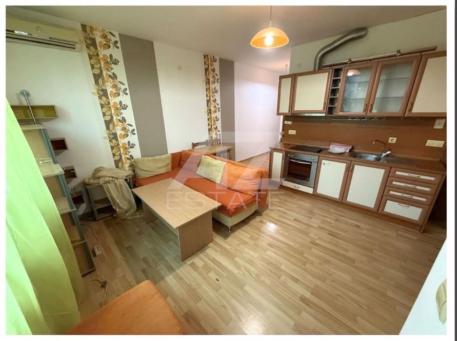 Двустаен апартамент, Ален Мак