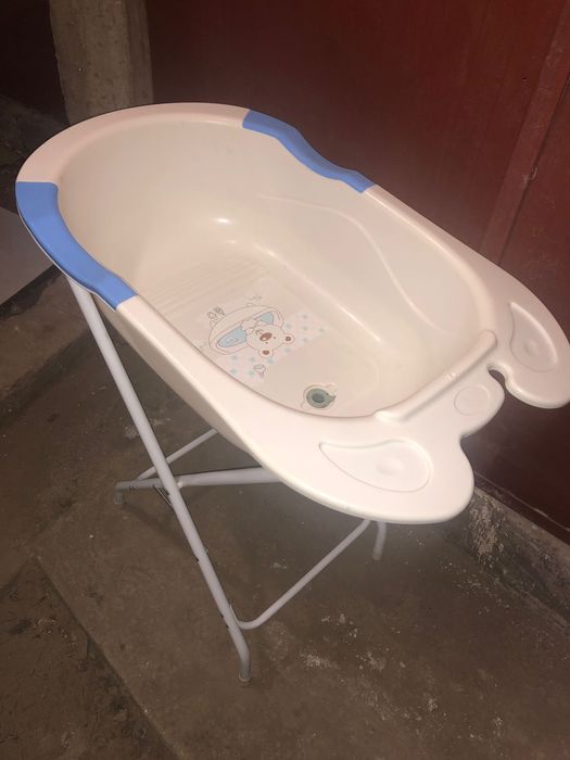 Cadita  cu suport si cu scurgere pentru bebelusi