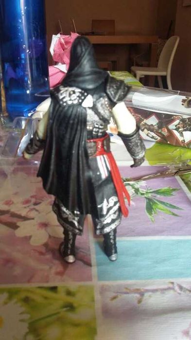 Figurina Ezio Auditore da Firenze din Assassin's Creed II 18 cm