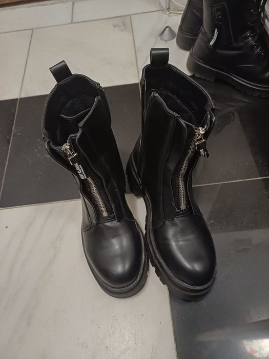 Vând botine culoarea negru mărime 38,purtate o data