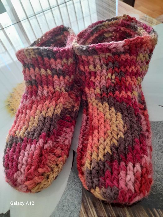 Топли  терлици чорапки и ботушки от плюшена прежда.