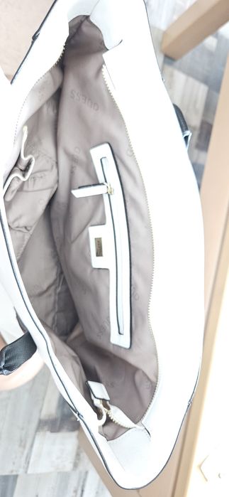 Оригинална чанта на Guess