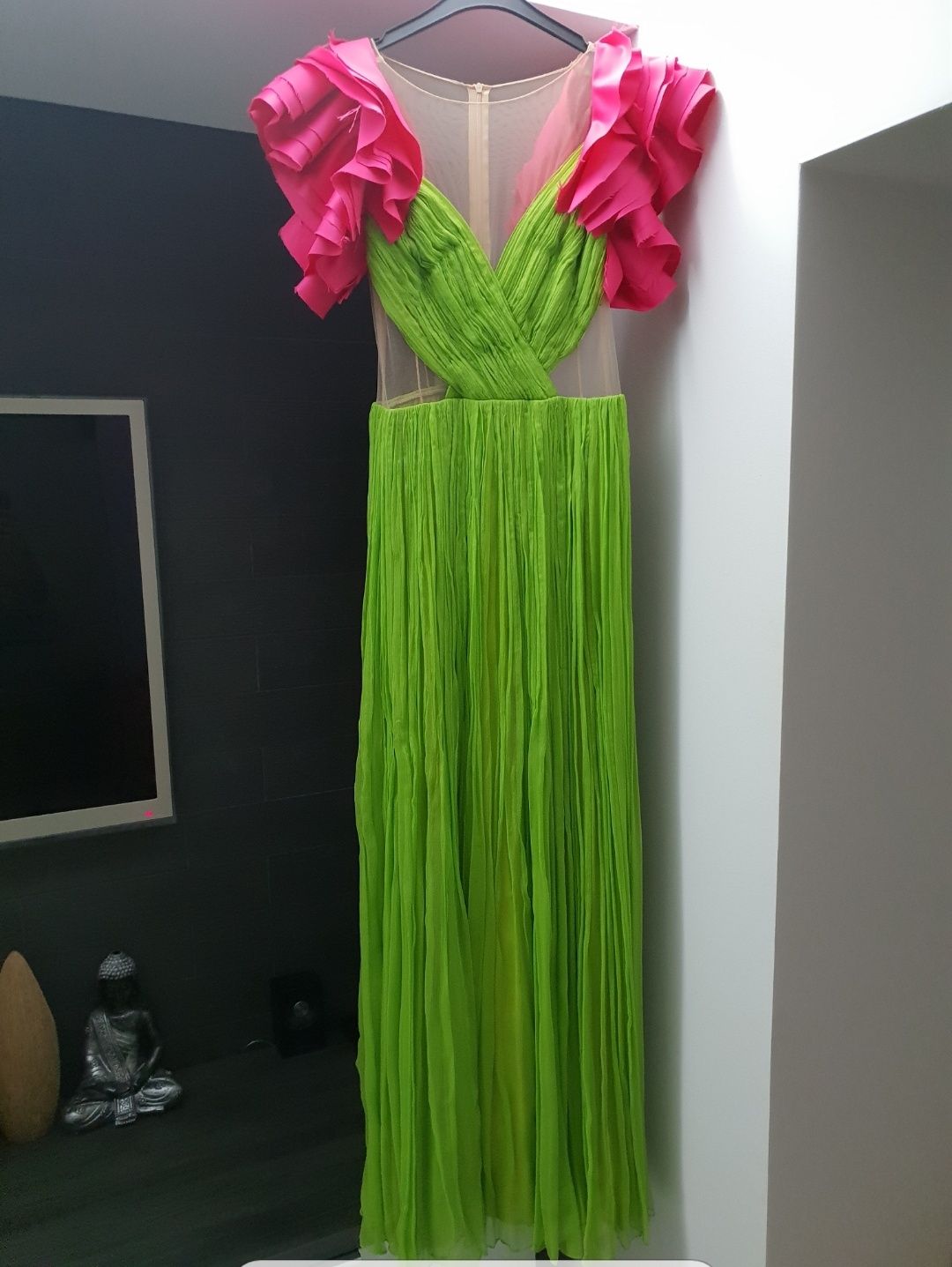 Rochie model Iris Serban . Facuta din voal creponat foarte fin .