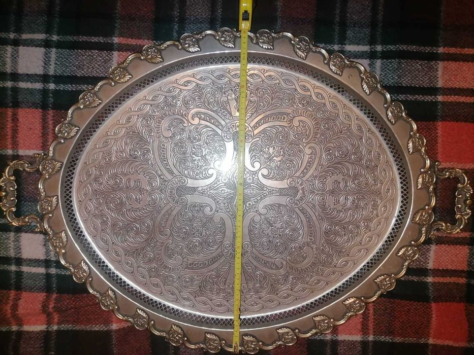 Tava alpaca argintat 87 x 60 x 23 cm gravata manual in Maroc anii '80