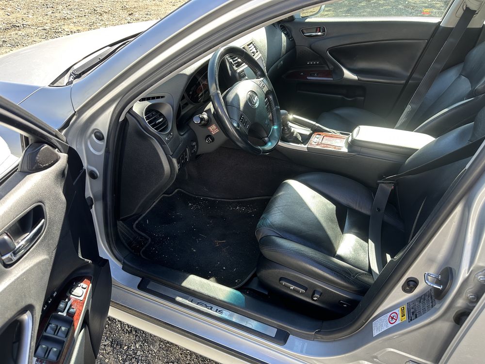 Lexus IS 220d 177 кс На части!