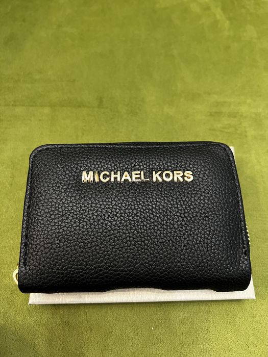 Portofel dama Michael Kors negru cu scrisul auriu deschis