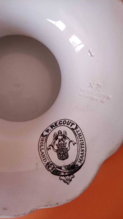 Порцеланова фруктиера със столче