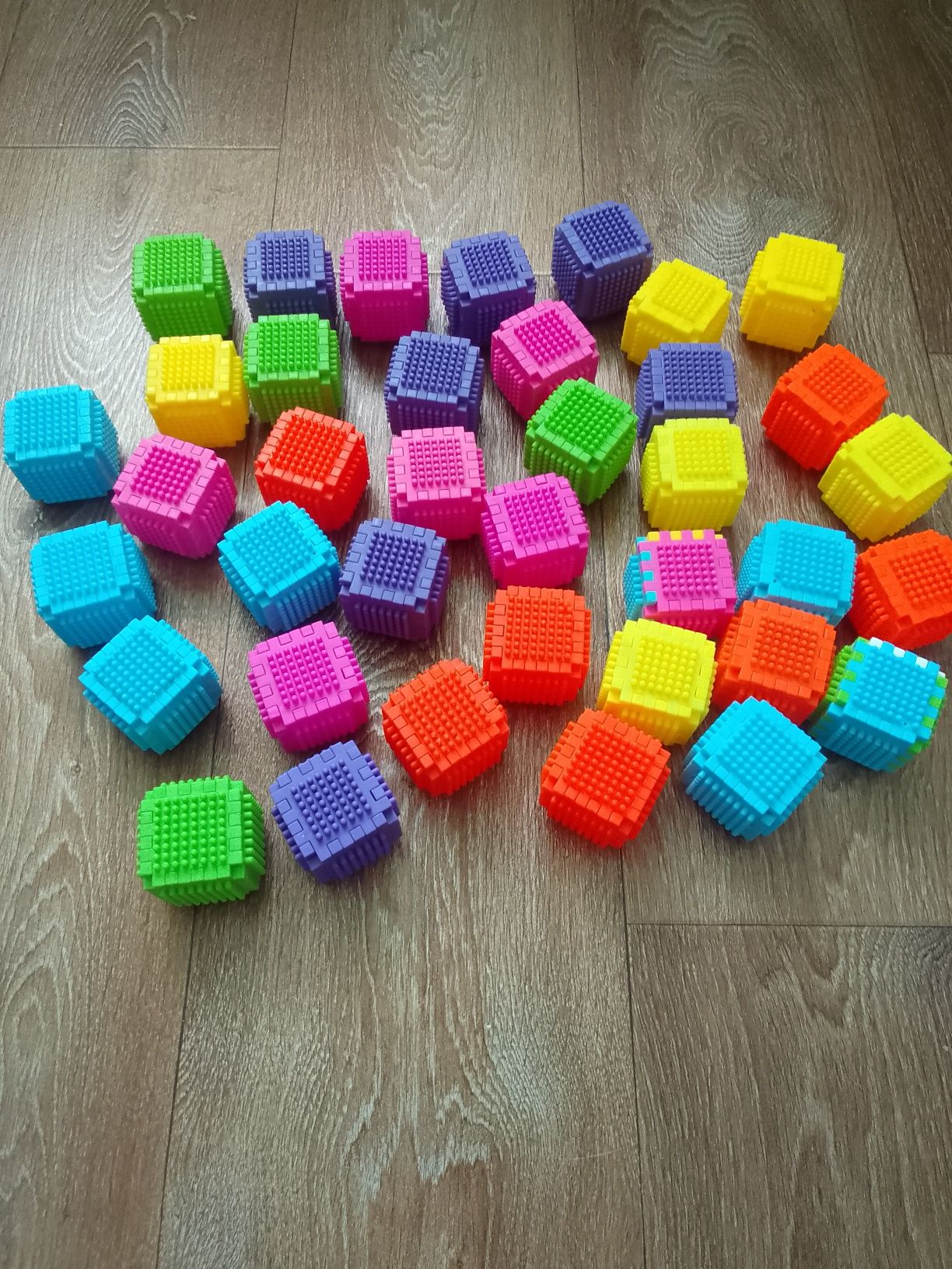 Кубики конструктор в нормальном состоянии за всё  3500тенге
