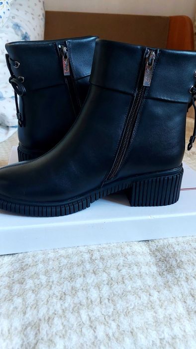 Vand ghete noi din  piele ,firma pass collection, nr. 39