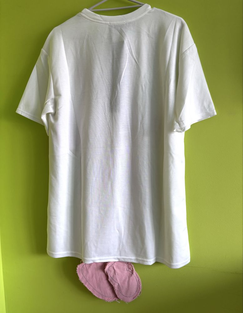 Бяла oversized рокля тениска с Мики Макс апликация и висящи крачета