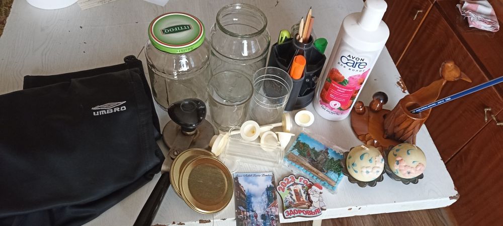 Шампунь Avon, спортивные штаны, сувениры,