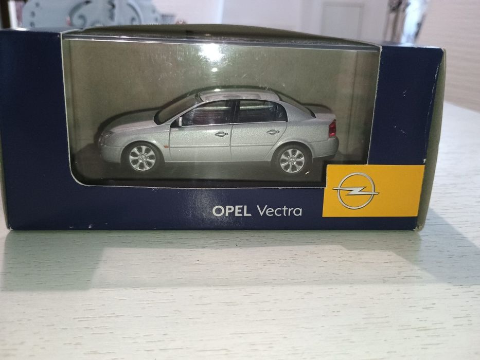 Vând și personalizez machetă Opel Vectra C
