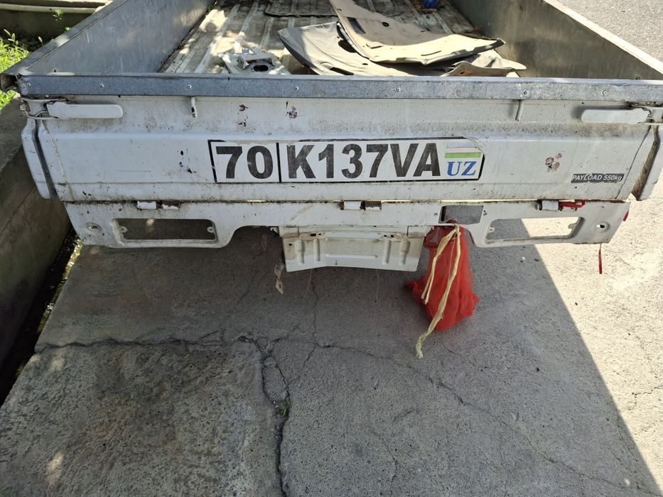 Labo orqa poli sotiladi