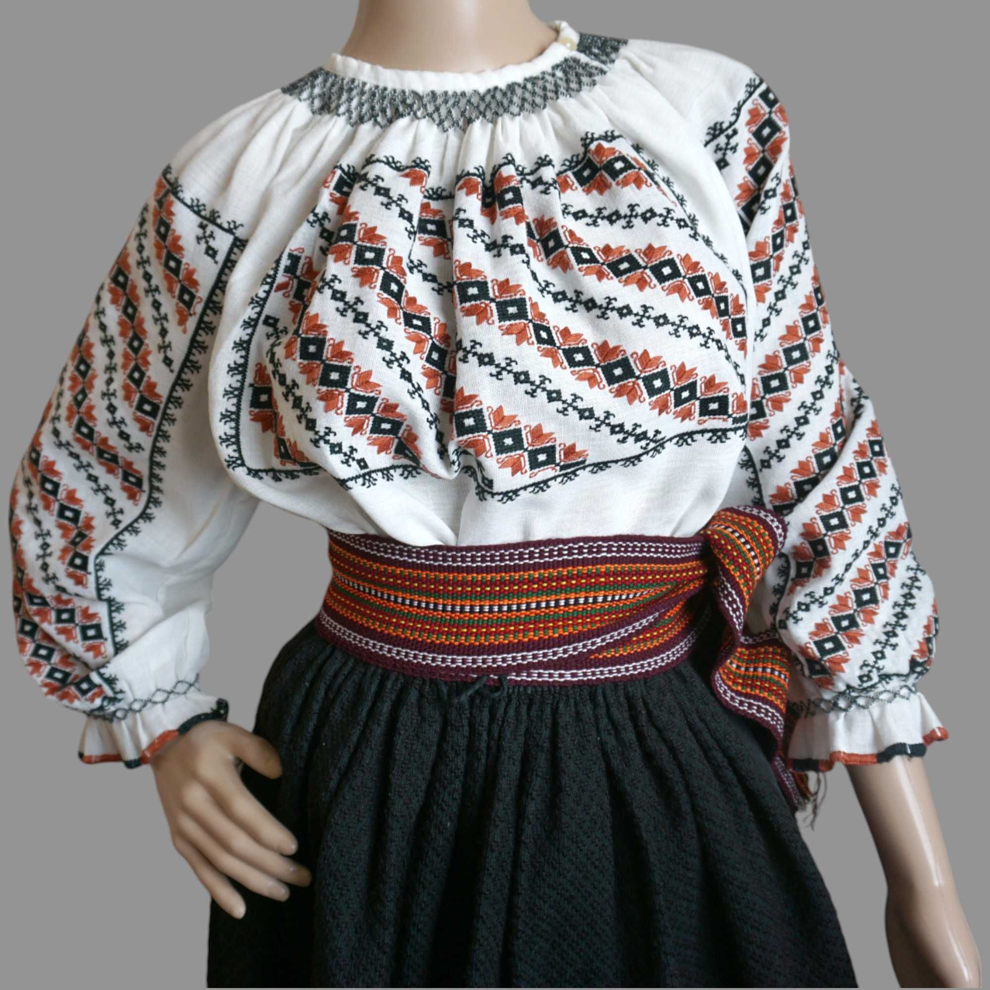 Costum popular vechi , autentic lucrat manual masura 36
