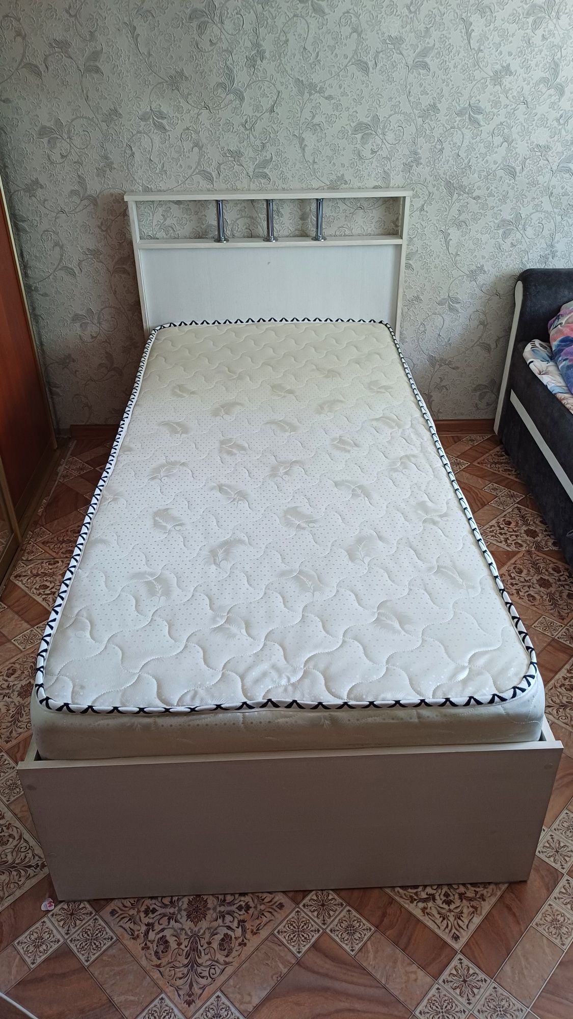 Кровать с матрацом 90х2м