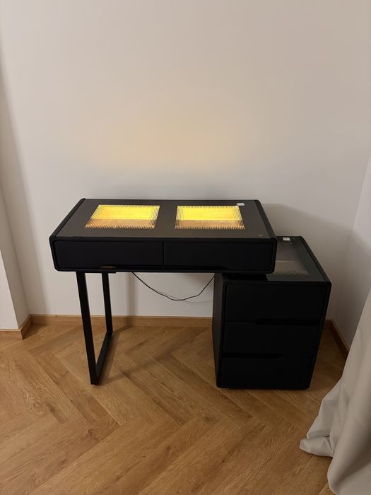 Тоалетка със светлини и музика