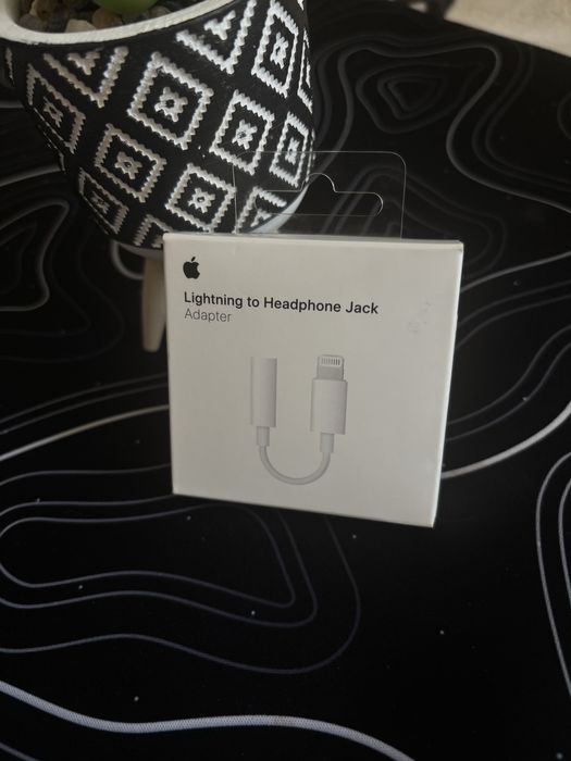 Apple lighting to headphone jack adapter