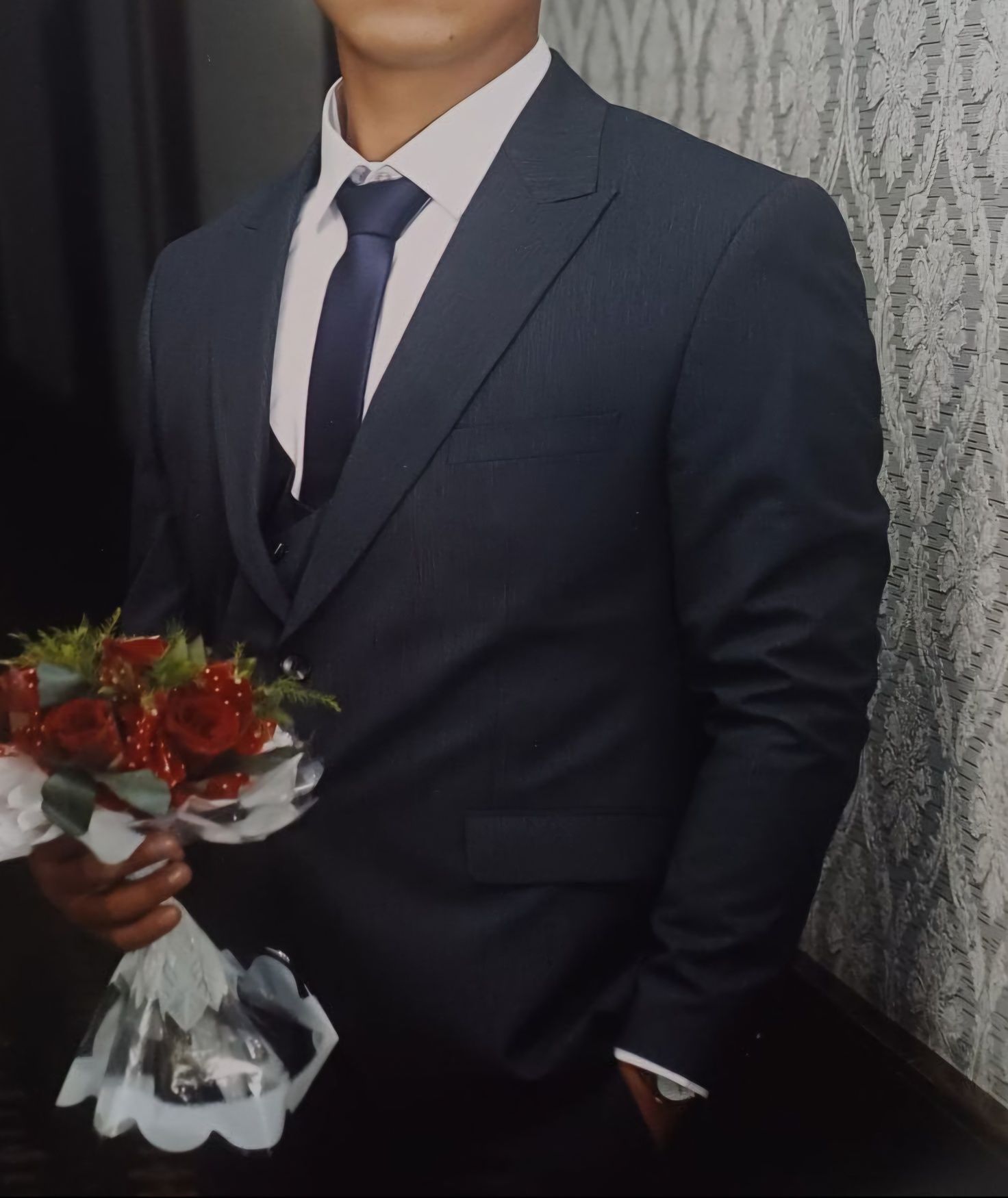 Kostyum shim sotiladi