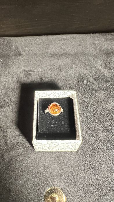 Inel de argint cu piatră de chihlimbar