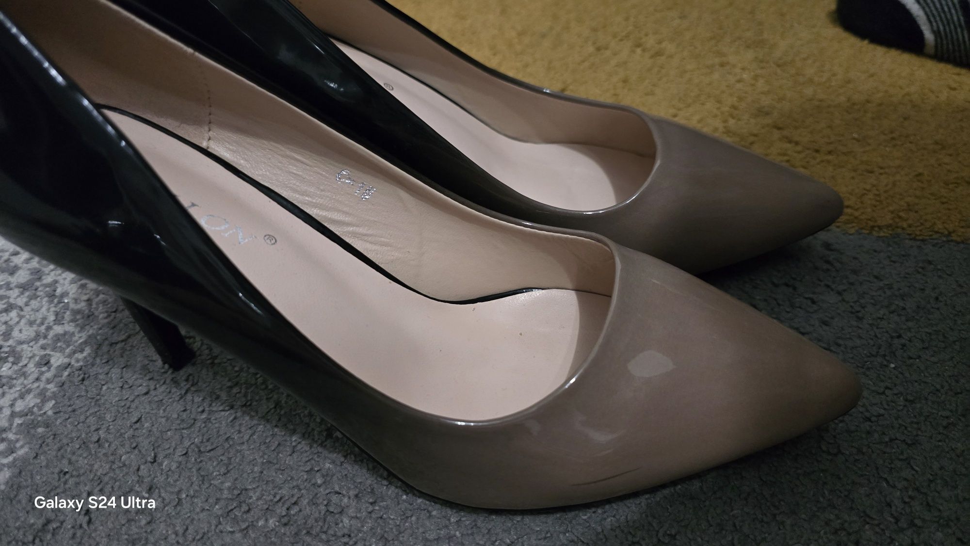 Vand pantofi cu toc dama marime 39