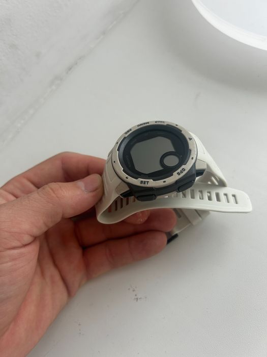 Часы Garmin instinct