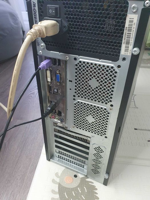 Геймърски компютър с 4 ядрен процесор видеокарта RX570 и монитор Dell