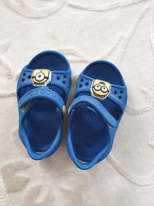 Vând sandale baieti crocs