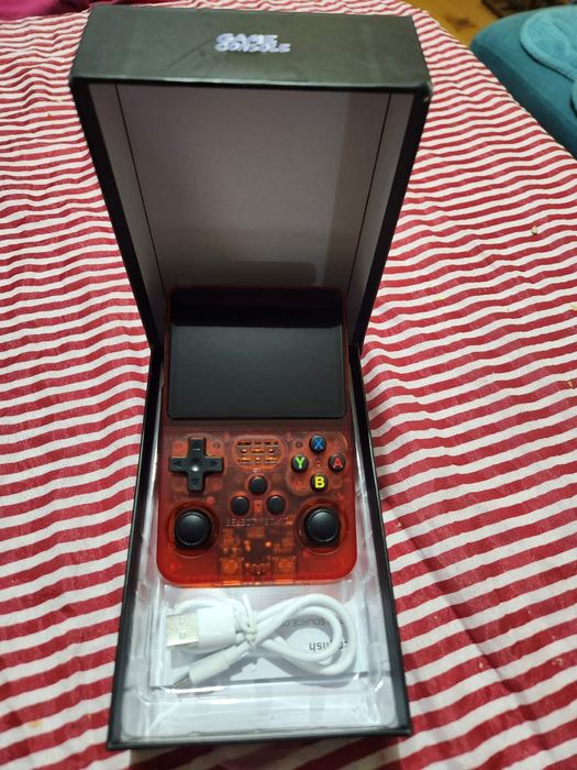 Сууупер готина ЧИСТО НОВА КОНЗОЛА R36S