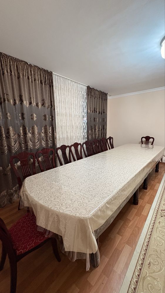 Продается гостинный стол со стюлями. Стол 4метра. Скатерт 5 м в компле