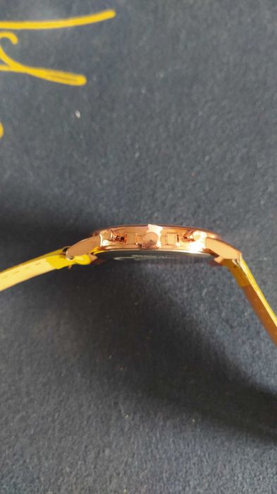 Vand Ceas de culoare GALBEN nou cu blocare cheita de pornire