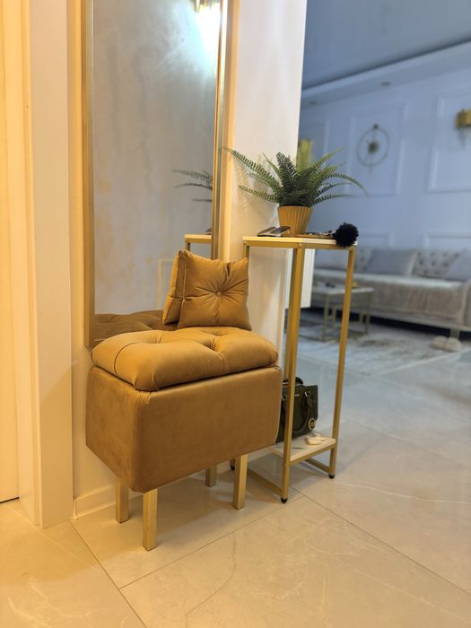 Bancuta tapitata cu lada de depozitare