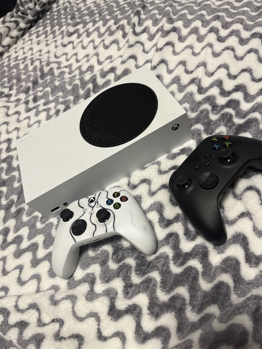 Xbox series s 512 gb 2 controlate in stare foarte buna