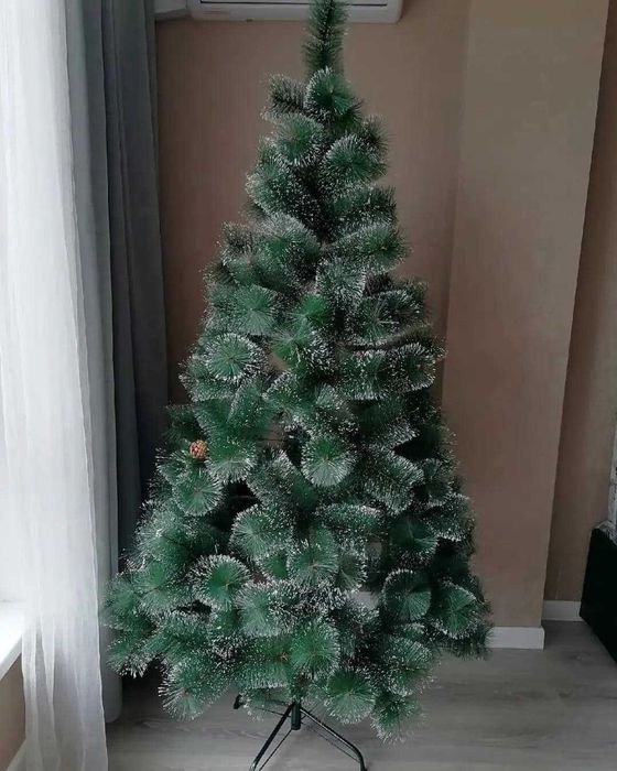 Изкуствена коледна елха с кръстата стойка и бели връхчета