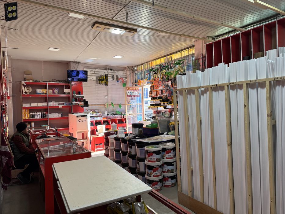 Навоий шахар дархон бозорда 54квм (9*6, подвали хам бор)дукон сотилади