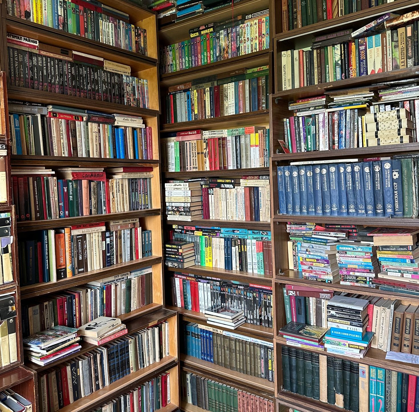 Книги продаются в большом количестве.