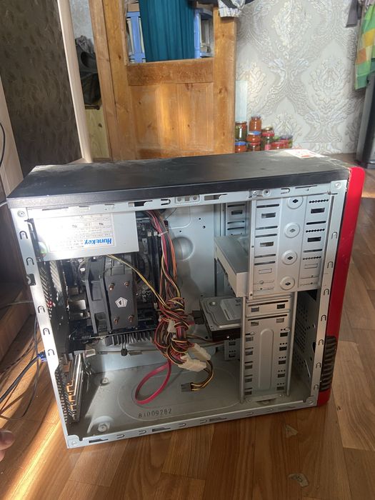 Продам комютер монитор мышку и клавиатуру