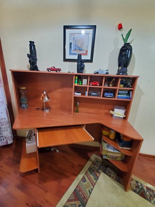 Стол письменный, компьютерный.