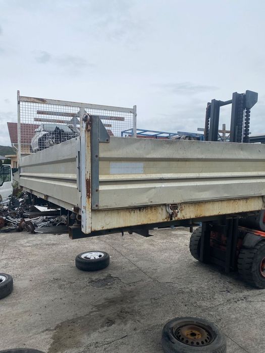 Bena Basculabila Iveco pe 3 parti, cu cilindru hidraulic